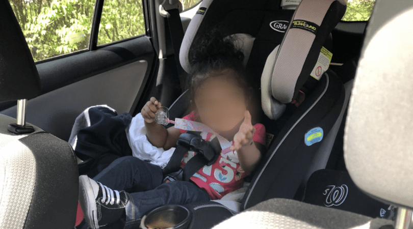 dziecko w samochodzie, nagrzane auto, upały a zdrowie dziecka