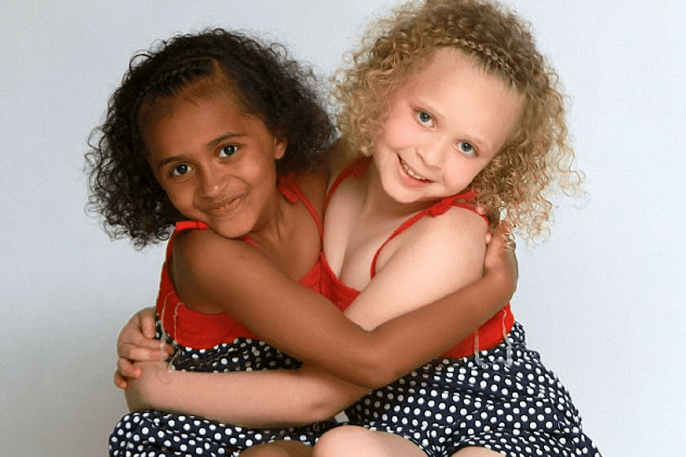 różne bliźniaczki, bliźniaczki o różnym kolorze skóry