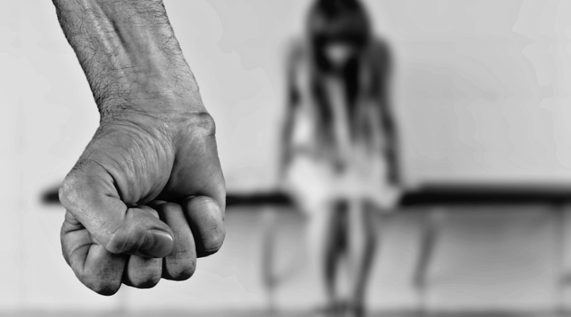 przemoc domowa, bicie dzieci, sąd przyznał prawo do opieki nad córką
